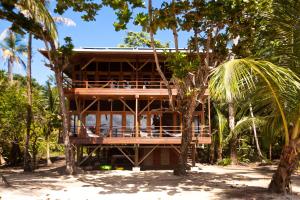 una casa de bambú en medio de árboles en Residencia Natural en Bocas Town