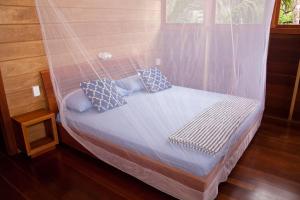 1 cama con 2 almohadas en una habitación en Residencia Natural, en Bocas Town