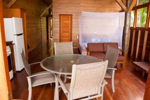 comedor con mesa de cristal y sillas en Residencia Natural, en Bocas Town 10 fotos más