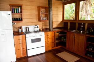 y cocina con fogones blancos y nevera. en Residencia Natural, en Bocas Town