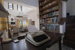 Et opholdsområde på Villa Monolia Sea View Stone Villa With Garden