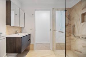 Koupelna v ubytování NEW 2 bed, 2 bath - spacious & stylish Cottage + 46 fotografií