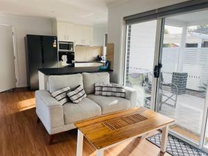 Kuchyň nebo kuchyňský kout v ubytování NEW 2 bed, 2 bath - spacious & stylish Cottage