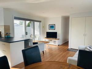 TV a/nebo společenská místnost v ubytování NEW 2 bed, 2 bath - spacious & stylish Cottage