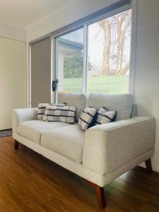 Posezení v ubytování NEW 2 bed, 2 bath - spacious & stylish Cottage