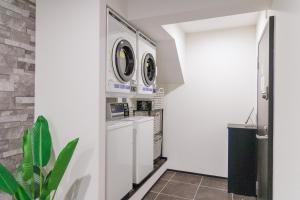 ein Waschraum mit Waschmaschine und Trockner in der Unterkunft HOTEL STAY Plus in Imabari