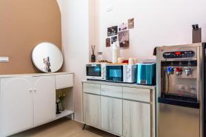 een keuken met een magnetron op een standaard met een spiegel bij 山邸民宿 in Taitung