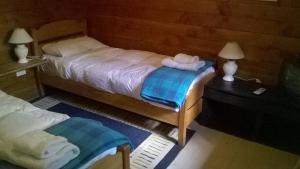 Una cama o camas en una habitación de Cabaña La Cumeleña