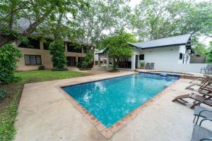 Swimmingpoolen hos eller tæt på Mopani Lodge Victoria Falls