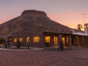 Nespecifikovaný výhled na hory nebo výhled na hory při pohledu z chaty