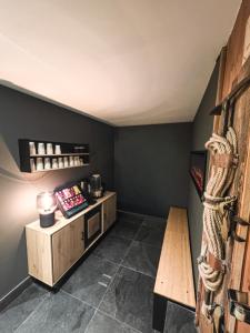 een kamer met een bank en een toonbank met wijnflessen bij Hotel Lärchenhof in Kaunertal +92 foto's