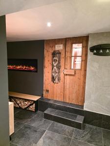 een kamer met een open haard en een houten muur bij Hotel Lärchenhof in Kaunertal