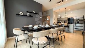 een eetkamer met een zwarte tafel en stoelen bij Enclave Nature Suites @ Bukit Tinggi in Bentong