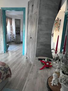 ein Wohnzimmer mit Tisch und Surfbrett in der Unterkunft Casa Santa in Sighişoara