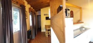 eine Küche mit einer Spüle und einem Kühlschrank in der Unterkunft Alquileres La Deseada in San Clemente del Tuyú