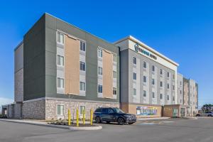 een auto geparkeerd op een parkeerplaats voor een hotel bij Everhome Suites Rochester Greece in Rochester