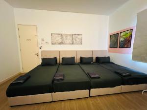 Postel nebo postele na pokoji v ubytování KL 5KM MidValley Karaoke Bungalow38Pax 20Cars + 25 fotografií