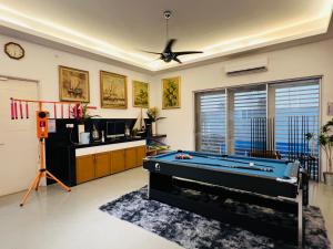 Biliár nebo kulečník v ubytování KL 5KM MidValley Karaoke Bungalow38Pax 20Cars
