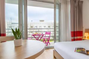 Postel nebo postele na pokoji v ubytování Comfort Aparthotel Le Mans