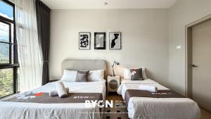 een slaapkamer met twee bedden en een raam bij Enclave Nature Suites @ Bukit Tinggi in Bentong +219 foto's