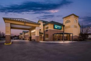 un grande edificio con un cartello sulla facciata di Quality Inn Brewerton - Syracuse Oneida Lake Area a Brewerton