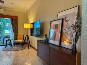 een woonkamer met een televisie op een dressoir bij View Talay Longstay in Jomtien Beach +5 foto's