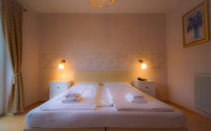 Postel nebo postele na pokoji v ubytování Loving Hut Pension & Restaurant