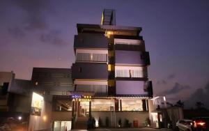 un grand bâtiment avec une enseigne devant dans l'établissement Atrium Premiere Cilacap, à Cilacap