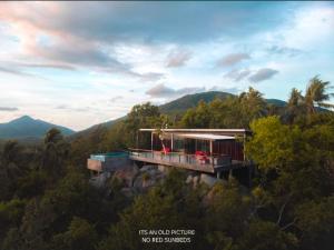 ein Haus auf einem Berg mit Bäumen in der Unterkunft Eskobar Villa Exclusive in Baan Tai