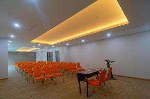 Møde- og/eller konferencelokalet på Java Lotus Hotel Jember + 186 billeder