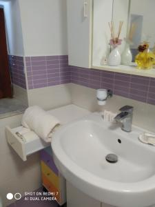 une salle de bain avec des toilettes blanches et un lavabo dans l'établissement B&B MASSERIA U Saliére, à Satriano di Lucania 10 autres photos