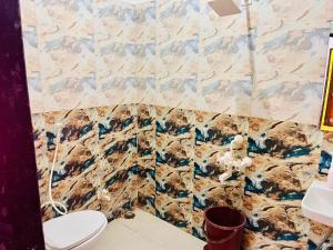 un bagno con lavandino e WC di Hotel Hari Kripa Dham Near Prem Mandir By HRG a Vrindāvan Altre 42 foto