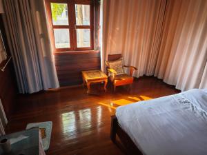 En eller flere senge i et værelse på Passara Wooden House