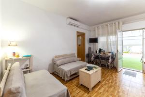 un salon avec un canapé et une table dans l'établissement Sol y luna, à Manzaneque