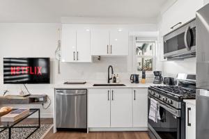 Cuina o zona de cuina de Modern garden suite with parking