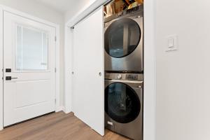 Foto de la galeria de Modern garden suite with parking a Edmonton