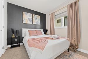 Llit o llits en una habitació de Modern garden suite with parking