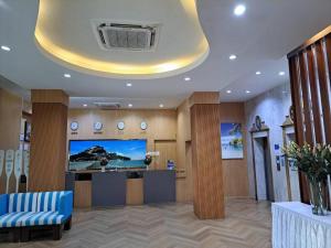 eine Lobby eines Krankenhauses mit einer Decke mit einem Fernseher in der Unterkunft Blue Wave Hotel Hua Hin in Hua Hin + 190 Fotos