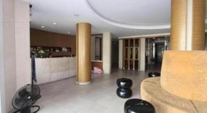 een woonkamer met een bank en een aantal zwarte stoelen bij Honey Lodge in Pattaya South +193 foto's