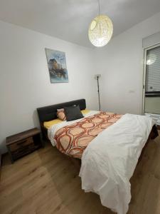 una camera da letto con un letto, un tavolo e una lampada di Appartement de Luxe à Bahia Golf Beach Spacieux de 126 m a Bouznika Altre 13 foto