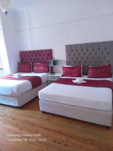 En eller flere senge i et værelse på Neo & ruks guest houses Boston Belleville 4