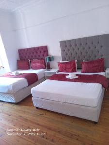 En eller flere senge i et værelse på Neo & ruks guest houses Boston Belleville 4