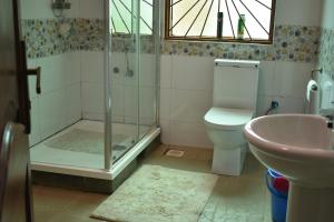 une salle de bains avec douche, toilettes et lavabo dans l'établissement Good Times, à Kampala 46 autres photos