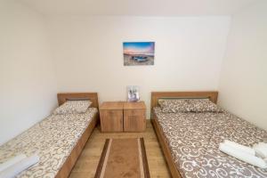 En eller flere senge i et værelse på Šljivo Apartmani