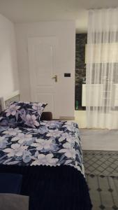 een slaapkamer met een bed met een blauw en wit dekbed bij WloterStyl 1 in Warschau +50 foto's