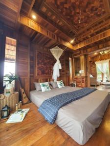 Giường trong phòng chung tại three little birds 2 bedroom บ้านไม้กลางสวน