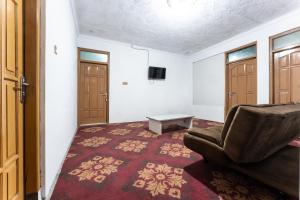a living room with a chair and a table at Sutedjo Telaga bedakah in Bedakah