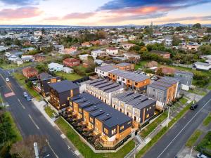 eine Luftaufnahme einer Stadt mit Gebäuden in der Unterkunft Glen Eden Haven in Auckland