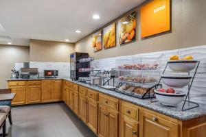 eine große Küche mit einer Theke mit einigen Speisen in der Unterkunft Comfort Inn Birmingham Homewood in Birmingham