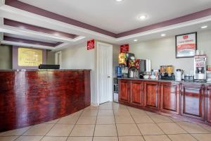 een bar in een restaurant met een aanrecht bij Econo Lodge Inn & Suites Evergreen in Evergreen